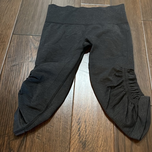 Lululemon black cinched capri leggings size 4 - Picture 2 of 3